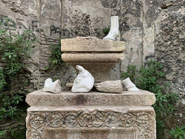 FallenMonuments-Assorted-Fragments-on-Roman-Pedestal